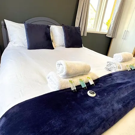 Huge Family House - Free Parking - Apartmán *